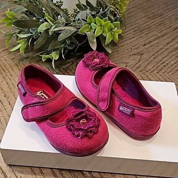 Fuschia pink velcro shoes size 8 toddler - Picture 1 of 6